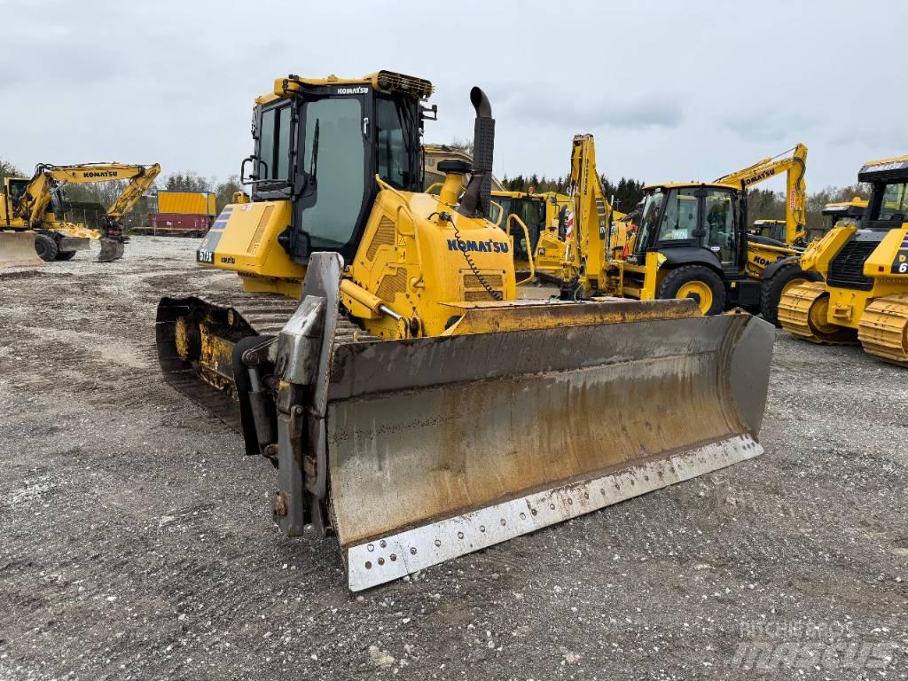Komatsu D 61 PX-24 بلدوزرات مجنزرة