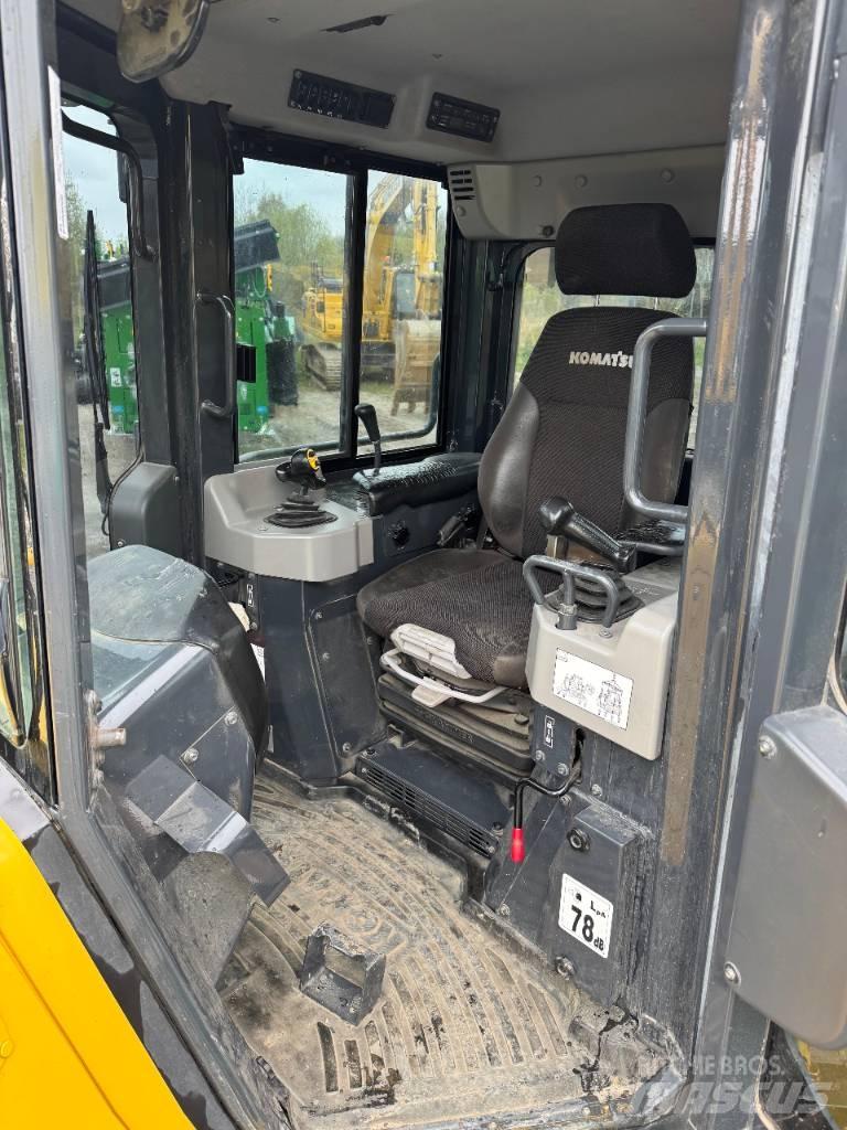 Komatsu D 61 PX-24 بلدوزرات مجنزرة