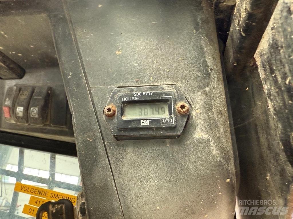 CAT 277B لوادر انزلاقية التوجيه