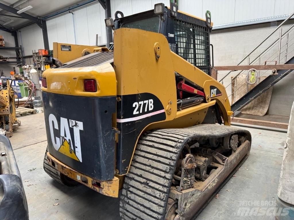 CAT 277B لوادر انزلاقية التوجيه