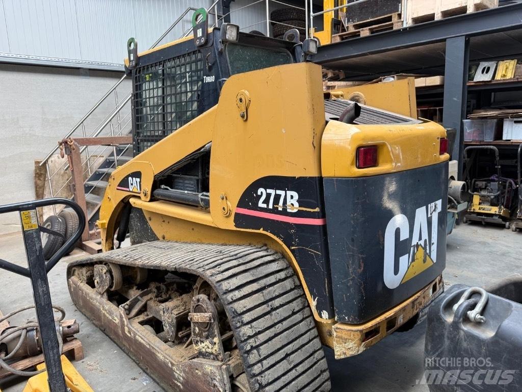 CAT 277B لوادر انزلاقية التوجيه