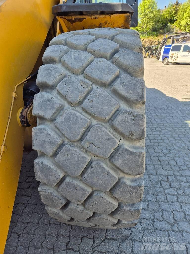 CAT 966M لوادر بعجل