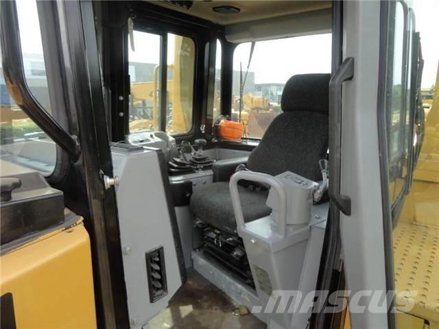 CAT D 8 R بلدوزرات مجنزرة
