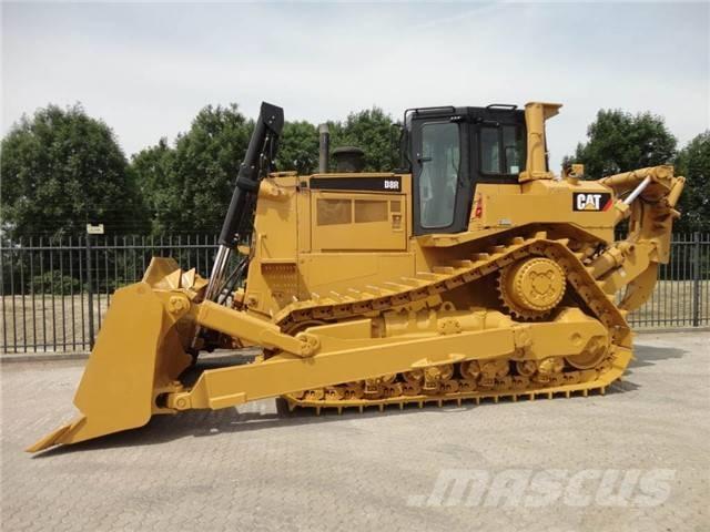 CAT D 8 R بلدوزرات مجنزرة