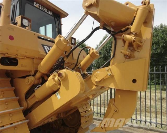 CAT D 8 R بلدوزرات مجنزرة