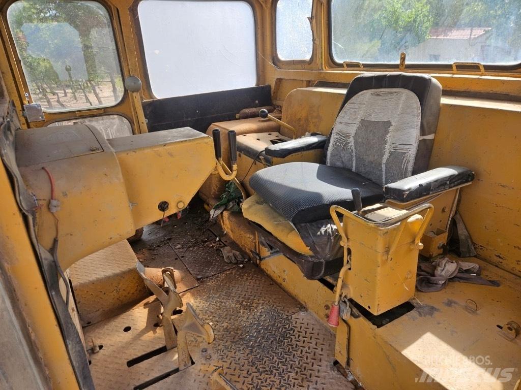 CAT D 9 G بلدوزرات مجنزرة