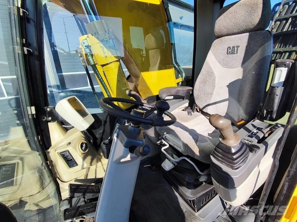 CAT M 318 C حفارات بعجل