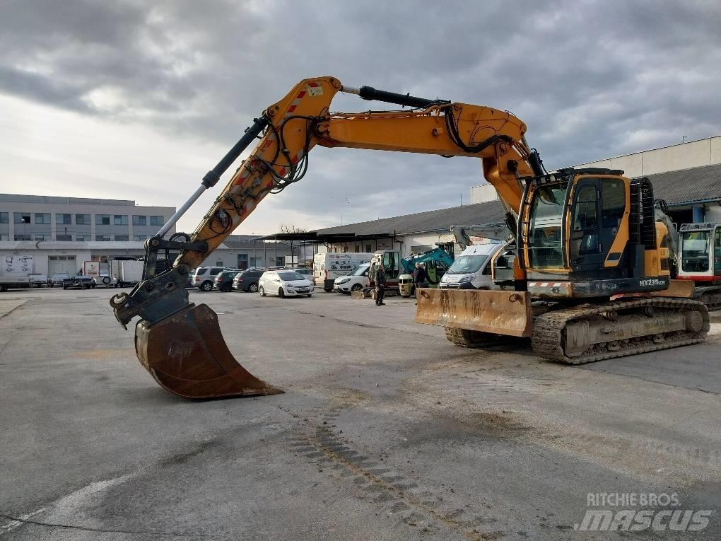 Hyundai HX 235 LCR حفارات زحافة