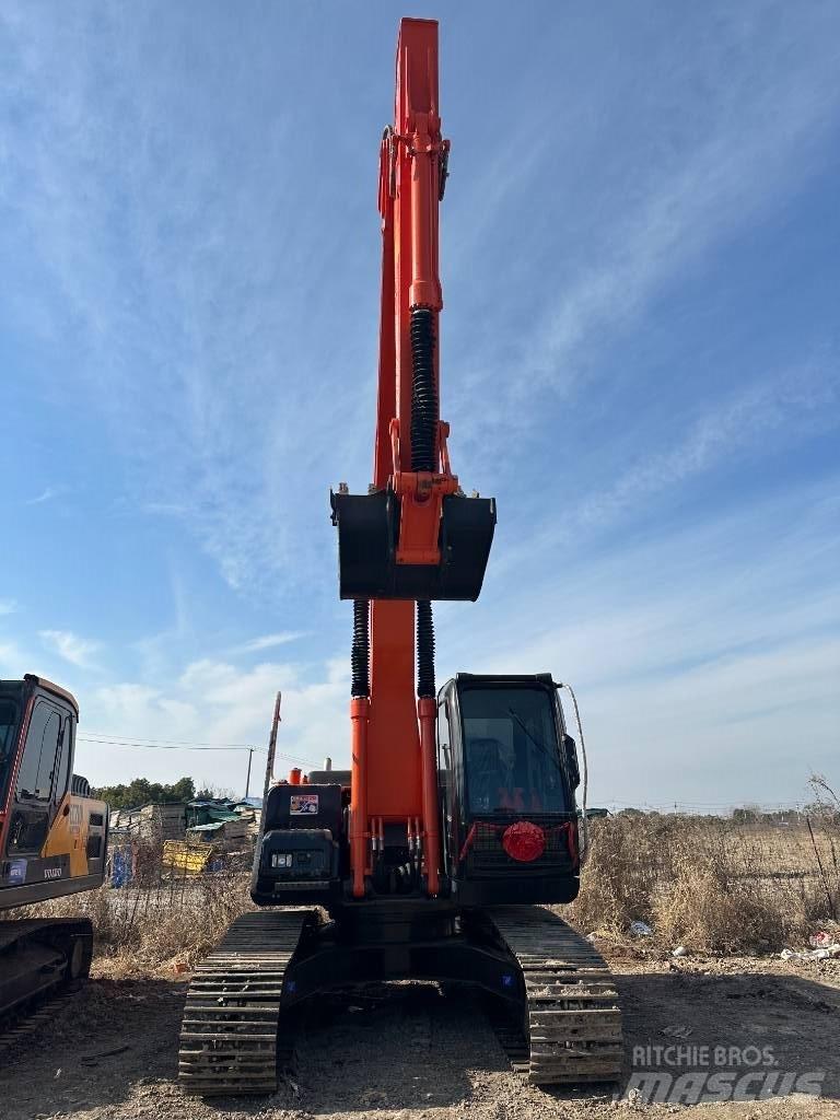 Hitachi ZX 200 حفارات زحافة