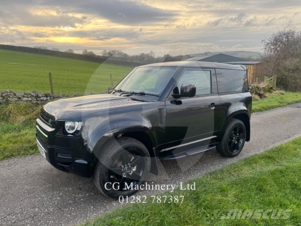 Land Rover Defender شاحنة مقفلة