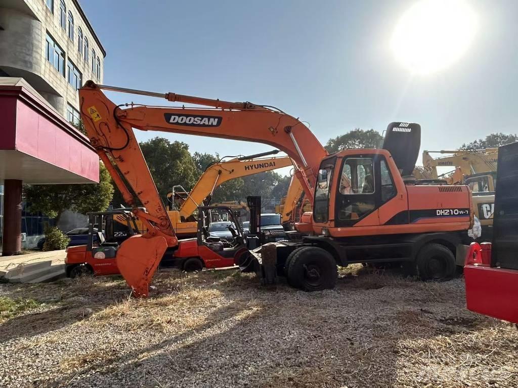Doosan DH 210 W حفارات بعجل