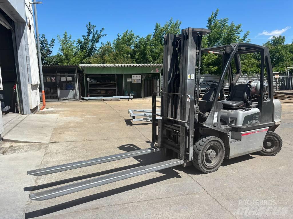 Nissan UD02A25PQ شاحنات LPG