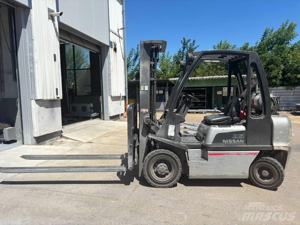 Nissan UD02A25PQ شاحنات LPG