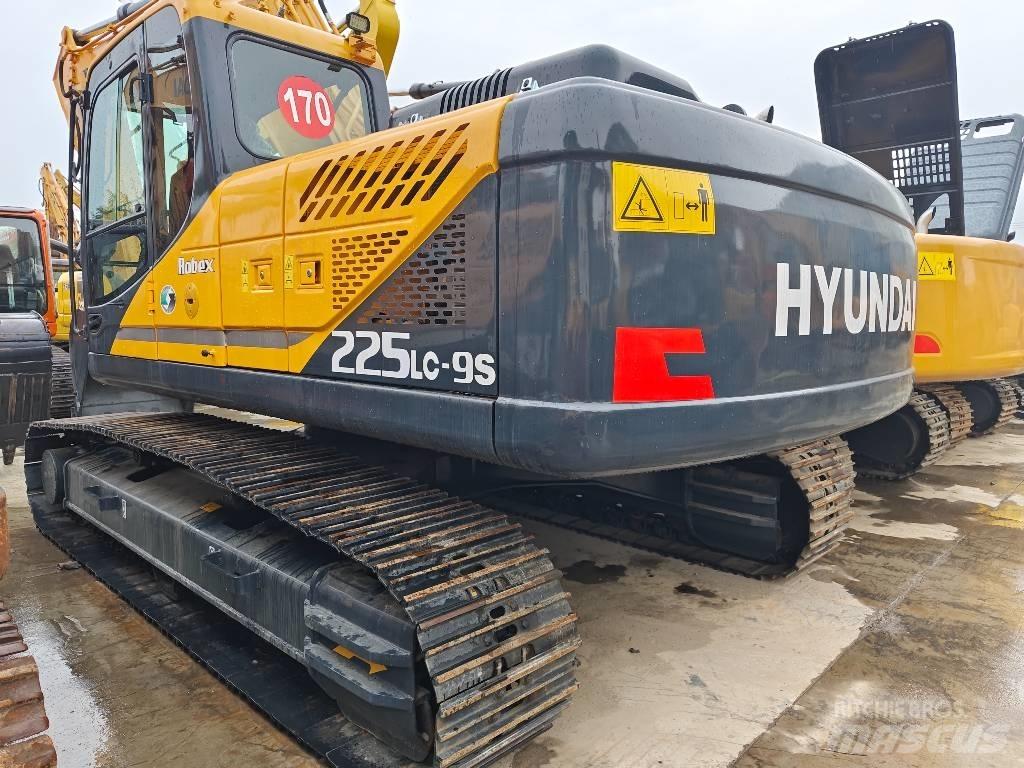 Hyundai R225LC-9S حفارات زحافة