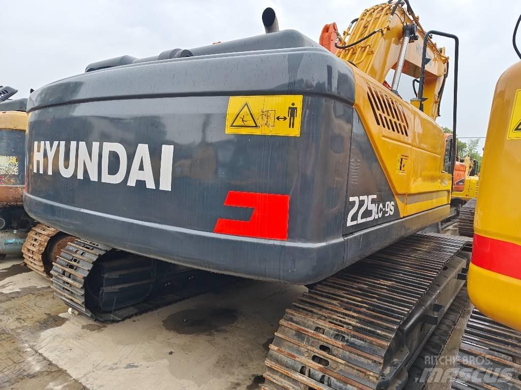 Hyundai R225LC-9S حفارات زحافة