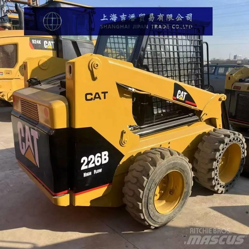 CAT 226 B لوادر انزلاقية التوجيه