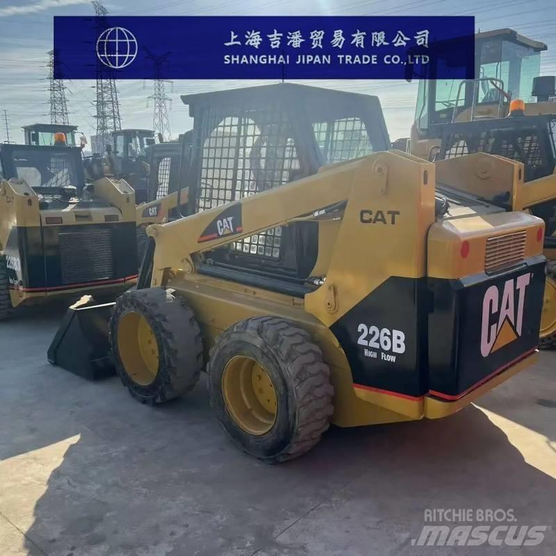 CAT 226 B لوادر انزلاقية التوجيه