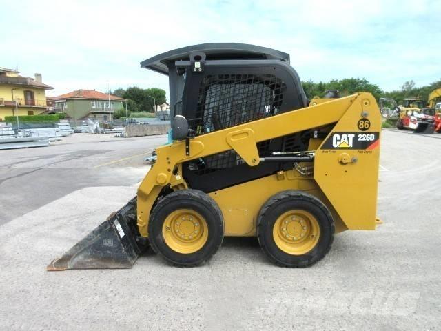 CAT 226 D لوادر انزلاقية التوجيه
