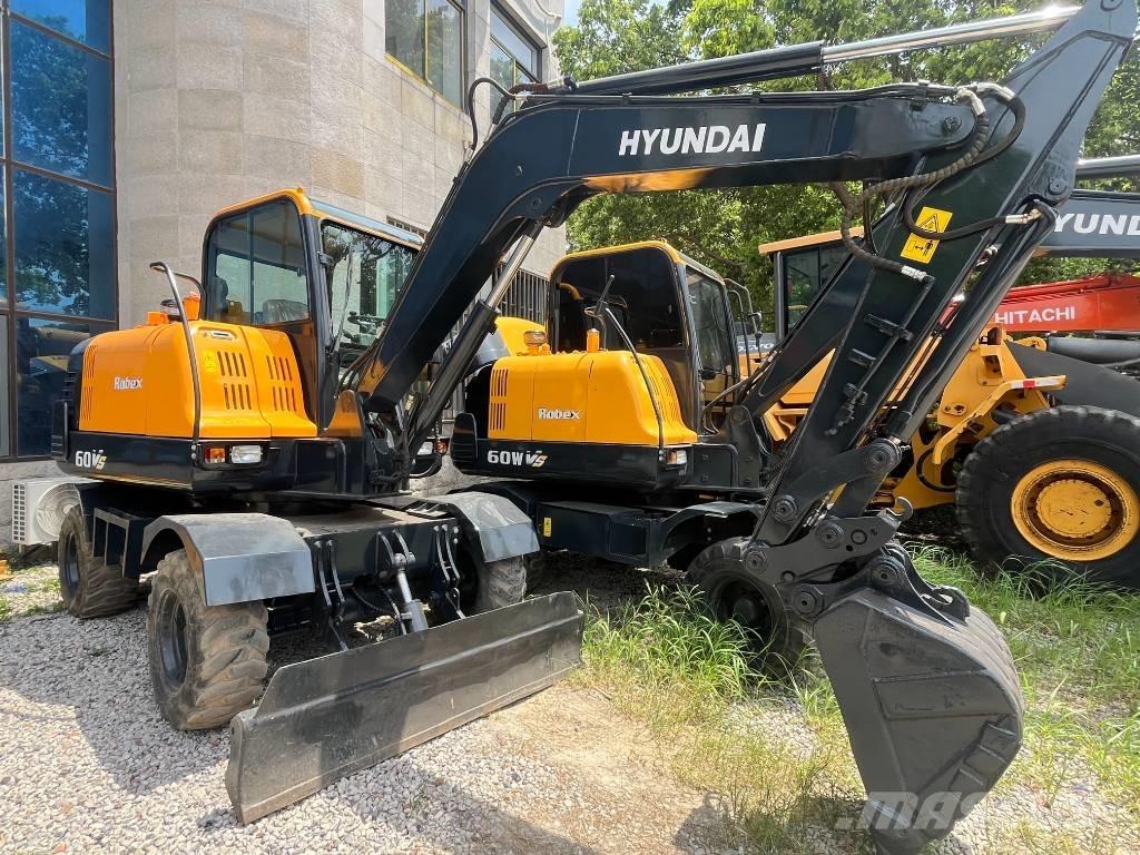 Hyundai R60W حفارات بعجل