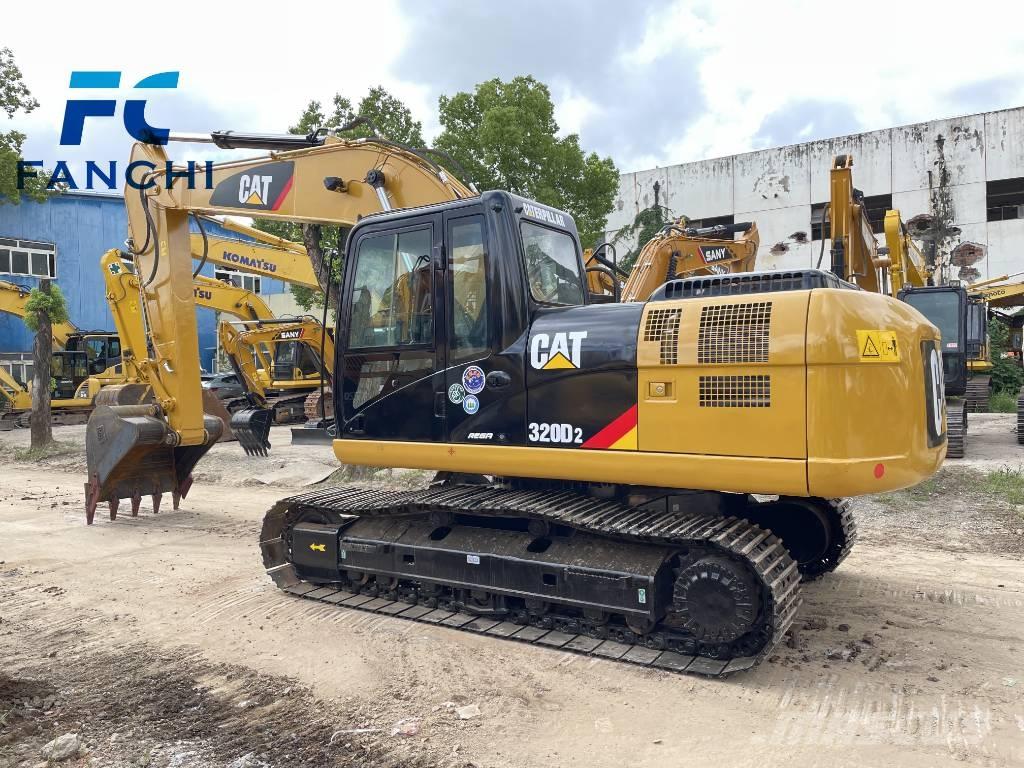 CAT 320 D2 حفارات زحافة