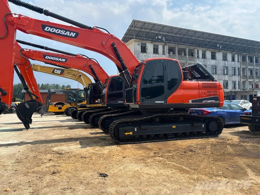 Doosan DX 225 LC حفارات زحافة