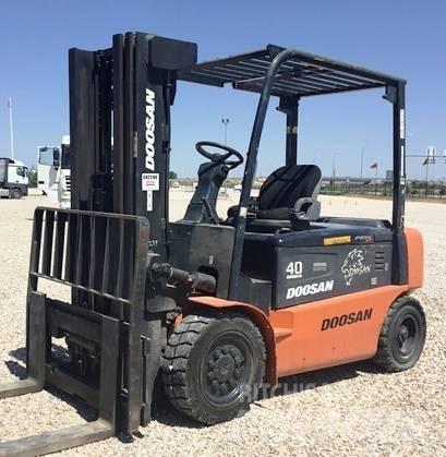 Doosan B40 X-5 شاحنات ذات رافعات شوكية تعمل بالكهرباء