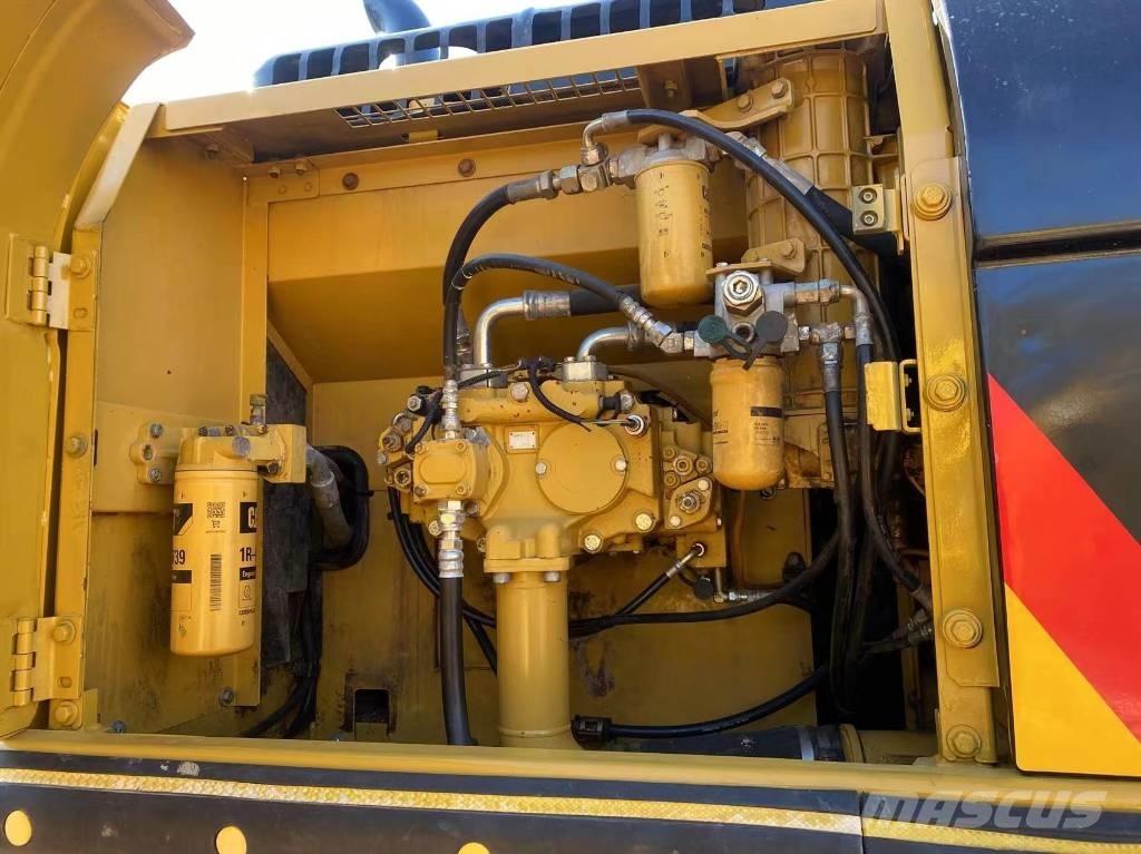 CAT 325 D حفارات زحافة