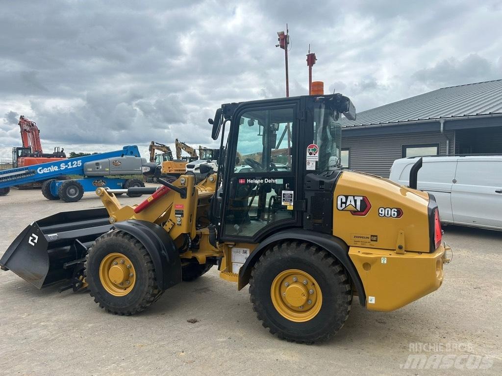 CAT 906 لوادر بعجل