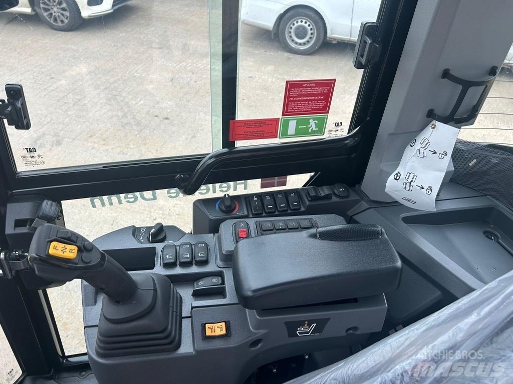 CAT 906 لوادر بعجل