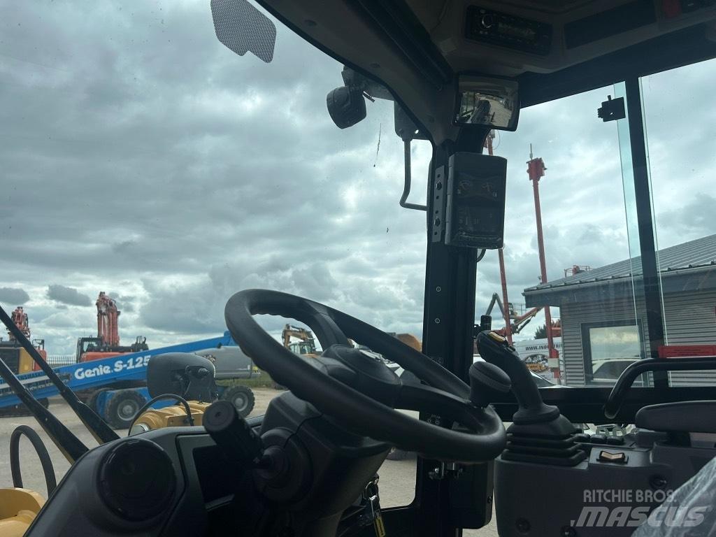 CAT 906 لوادر بعجل
