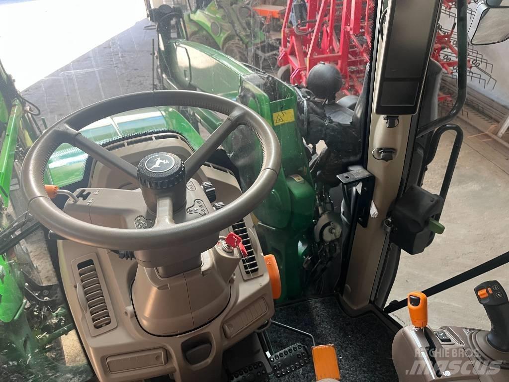 John Deere 6120 M الجرارات