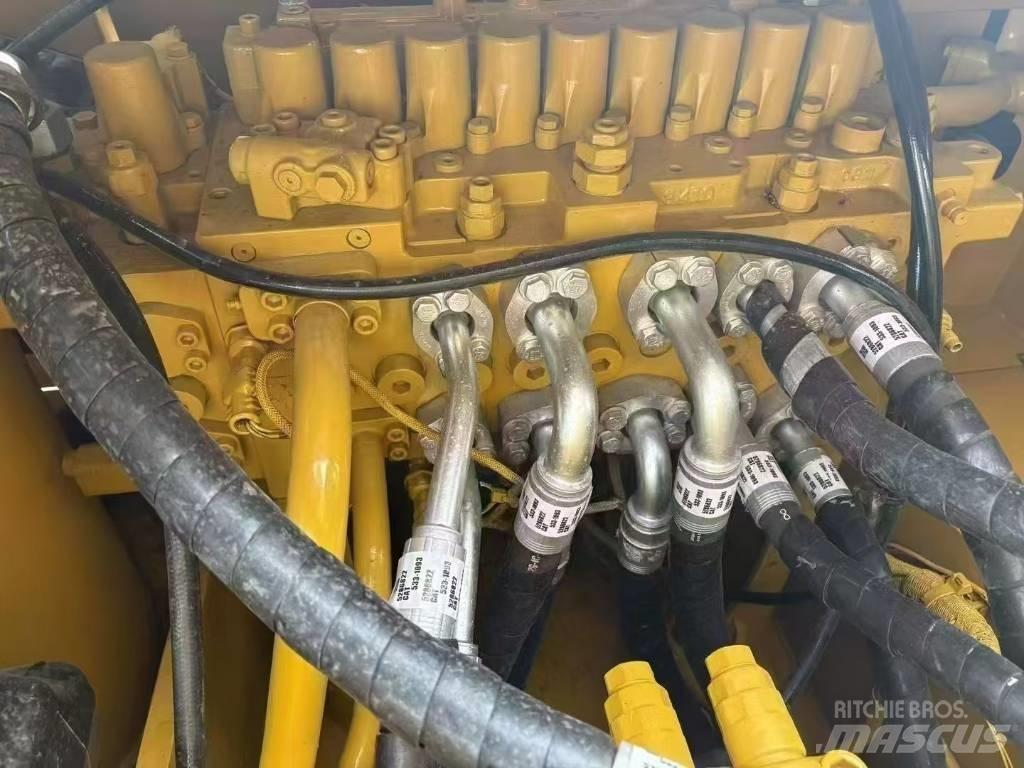 CAT 323GC حفارات زحافة