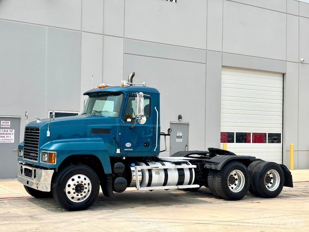 Mack Pinnacle وحدات الجر