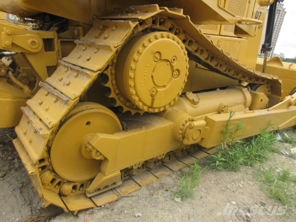 CAT D 7 H بلدوزرات مجنزرة