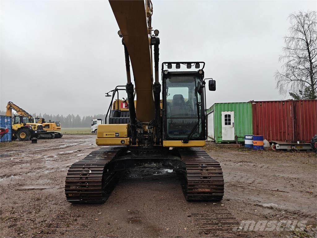 CAT 320 حفارات زحافة