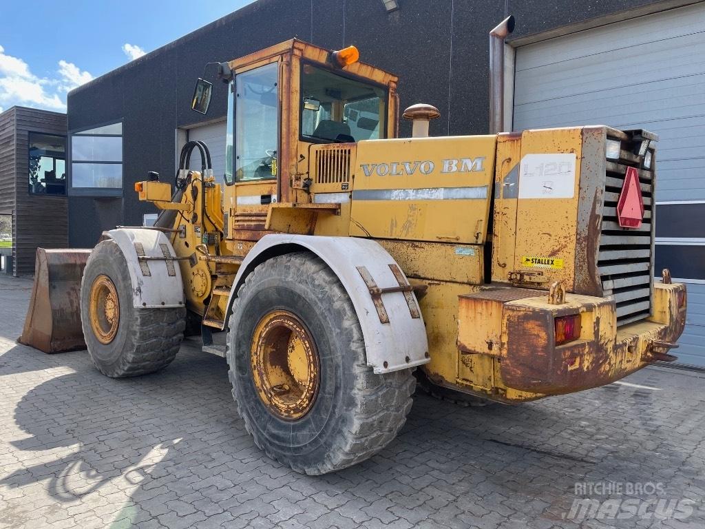 Volvo L120B لوادر بعجل