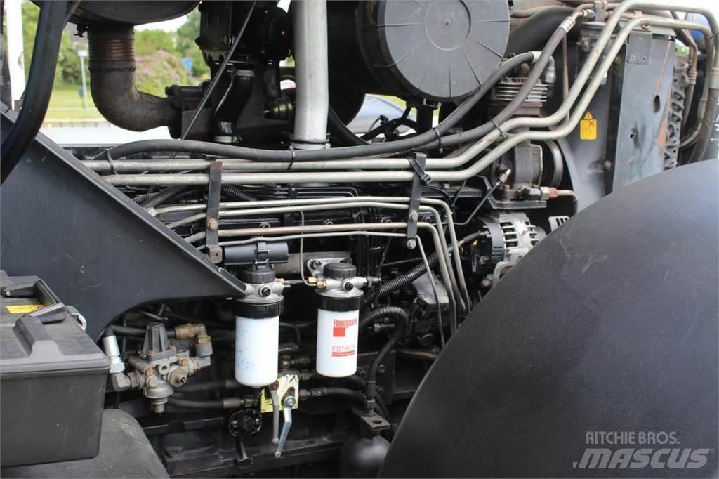 New Holland TM175 الجرارات