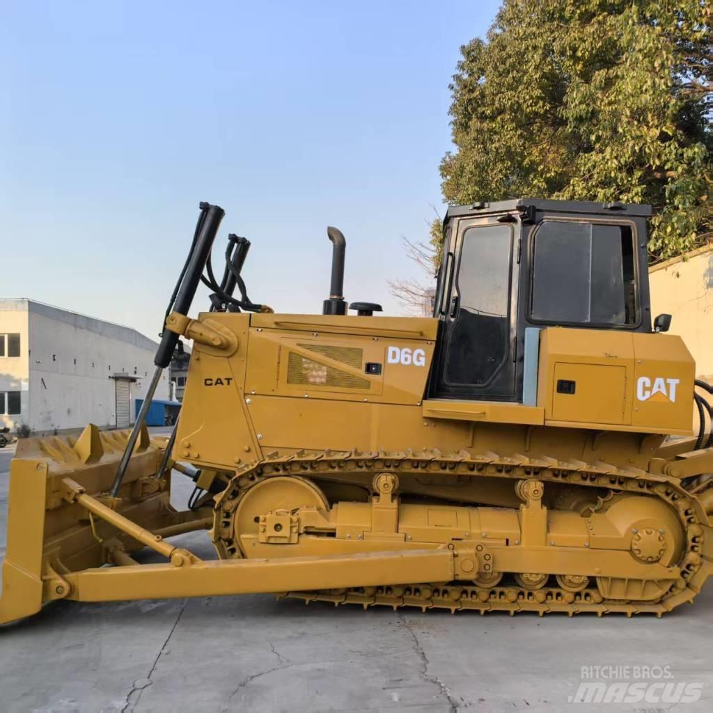 CAT D 6 G بلدوزرات مجنزرة