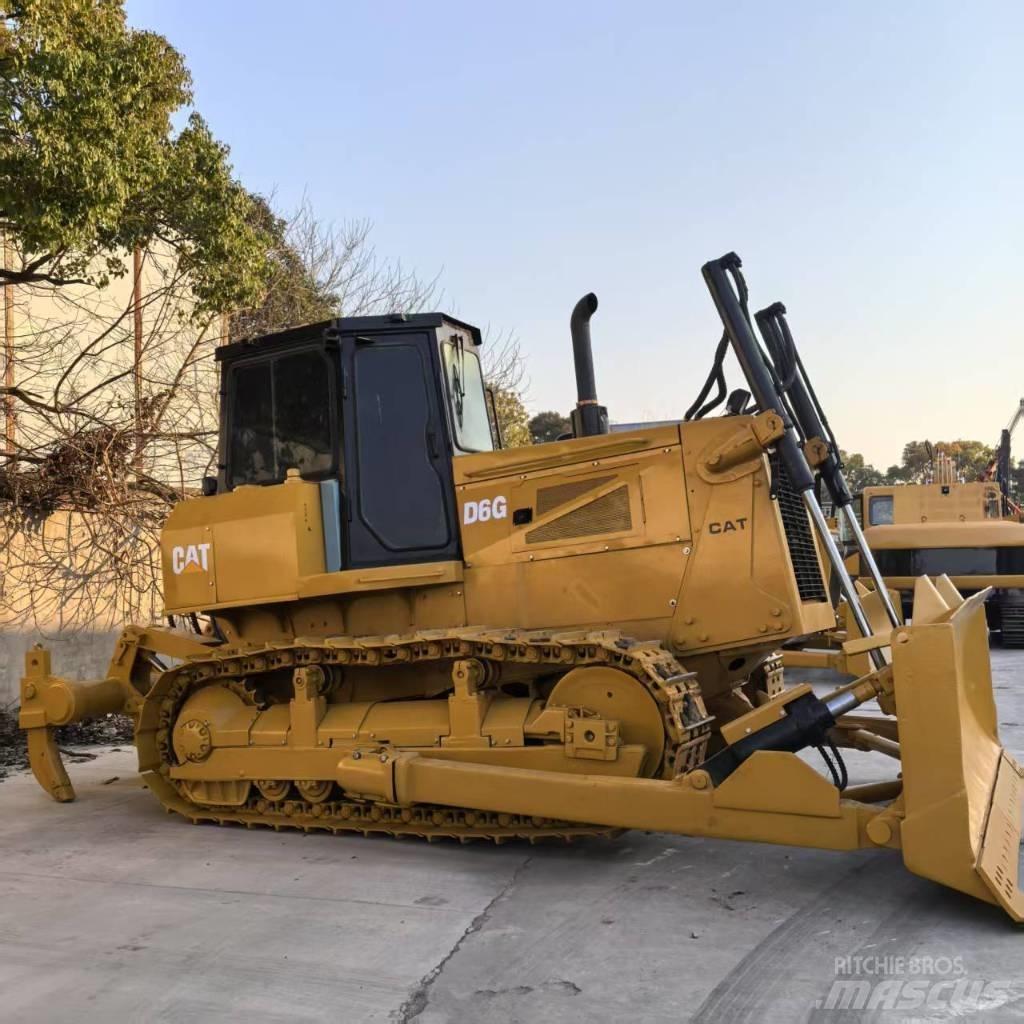 CAT D 6 G بلدوزرات مجنزرة