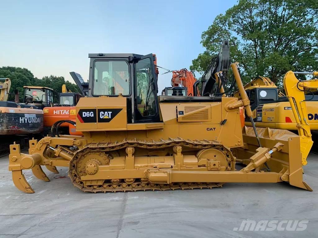 CAT D 6 G بلدوزرات مجنزرة