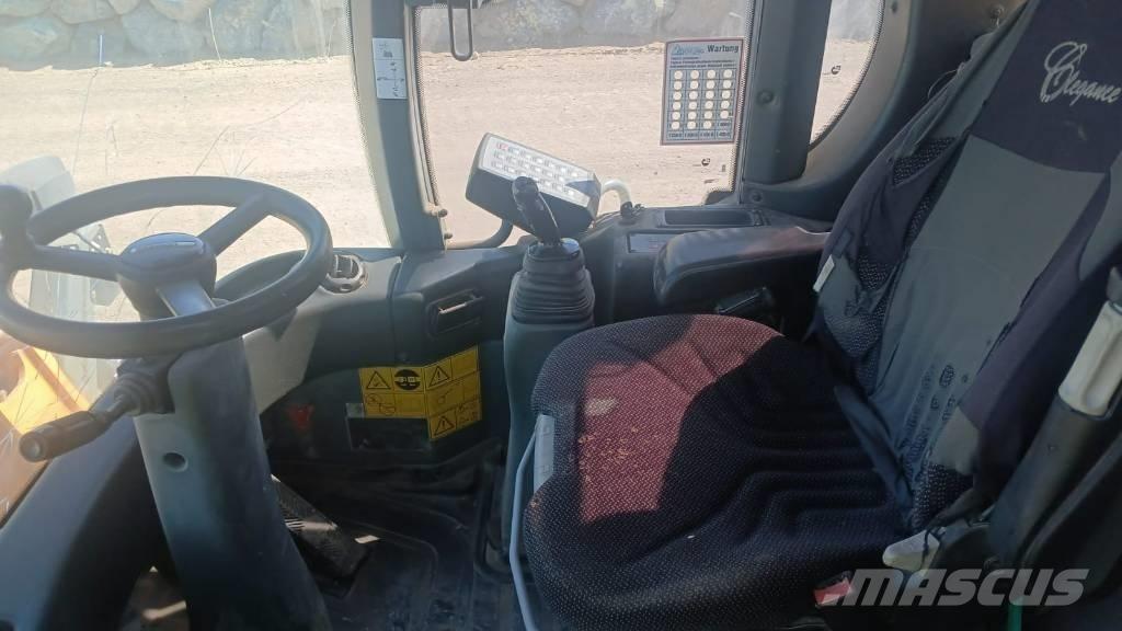 Liebherr L 556 لوادر بعجل