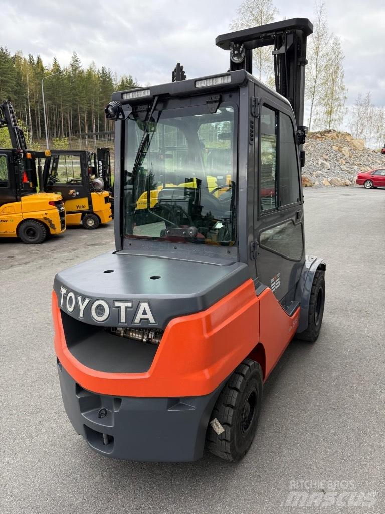 Toyota 52-8 FDJF 35 شاحنات الديزل