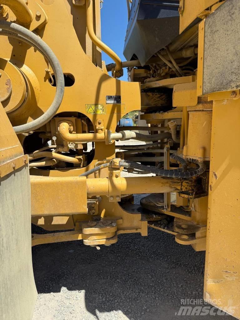 CAT 988 H لوادر بعجل