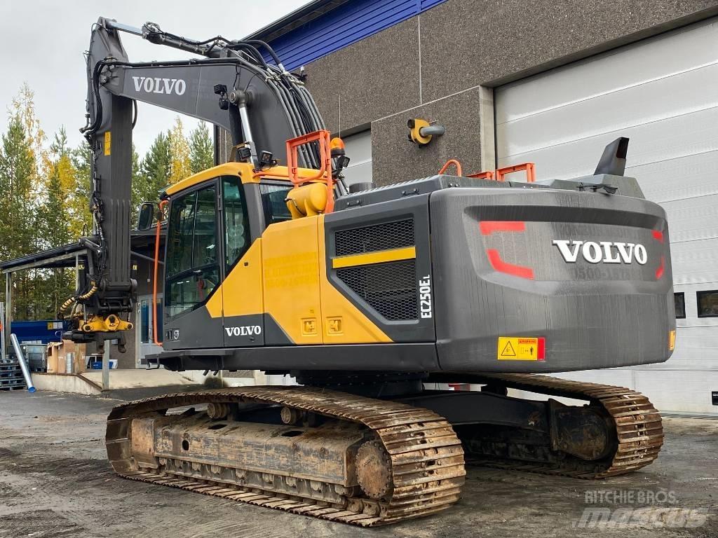 Volvo EC 250 E حفارات زحافة