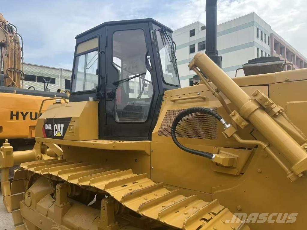 CAT D 6 G بلدوزرات مجنزرة