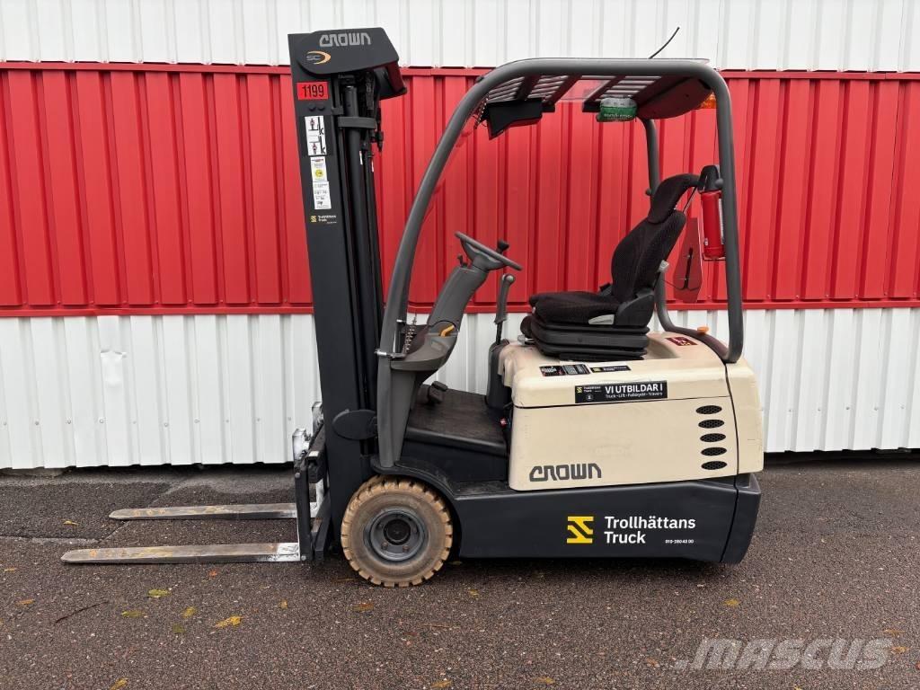 Crown SC3220 شاحنات ذات رافعات شوكية تعمل بالكهرباء