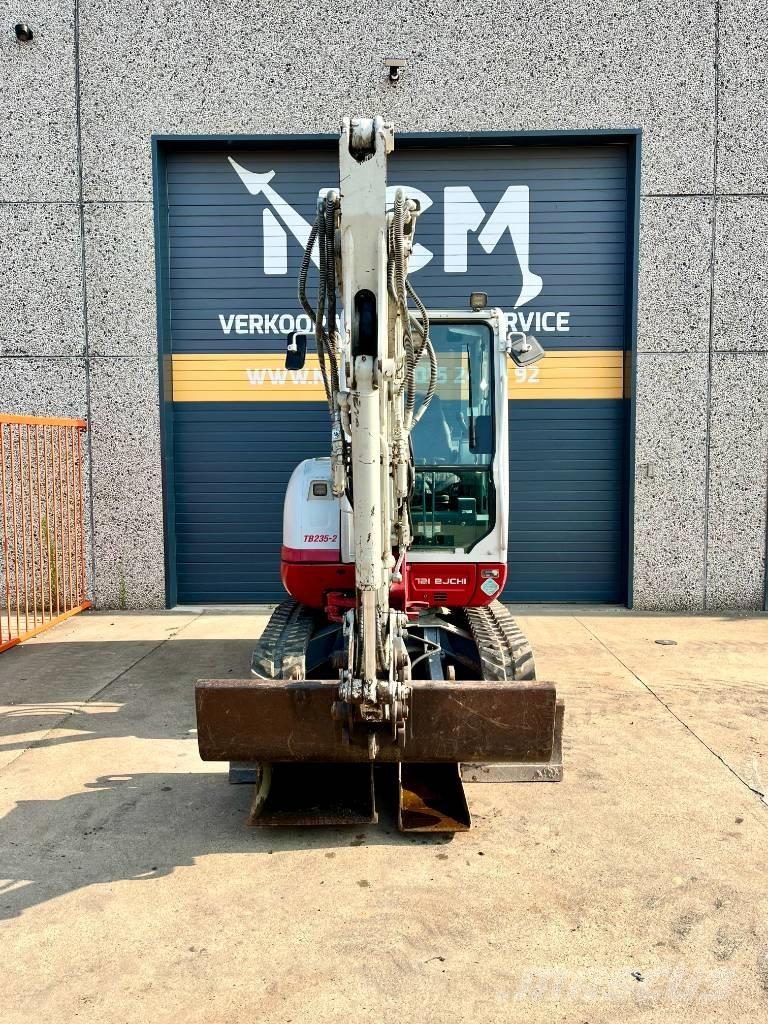 Takeuchi TB 235 حفارات صغيرة أقل من 7 طن (حفارات صغيرة)