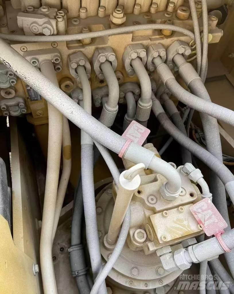 CAT 323 حفارات زحافة