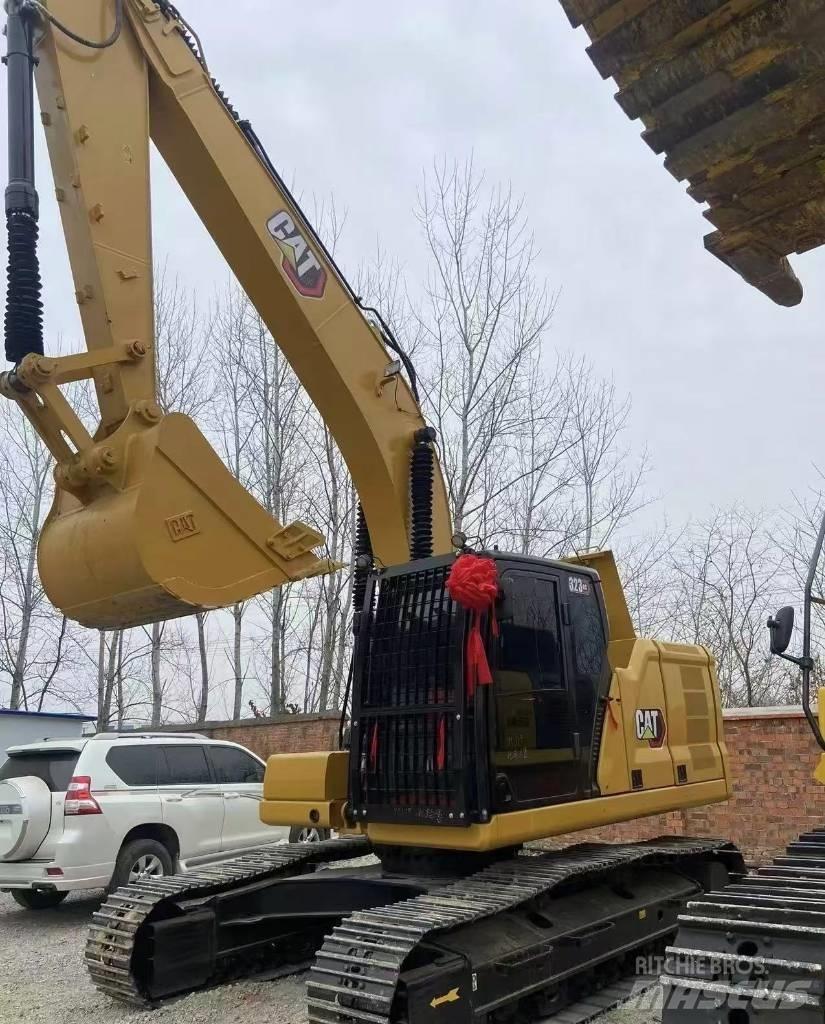 CAT 323 حفارات زحافة