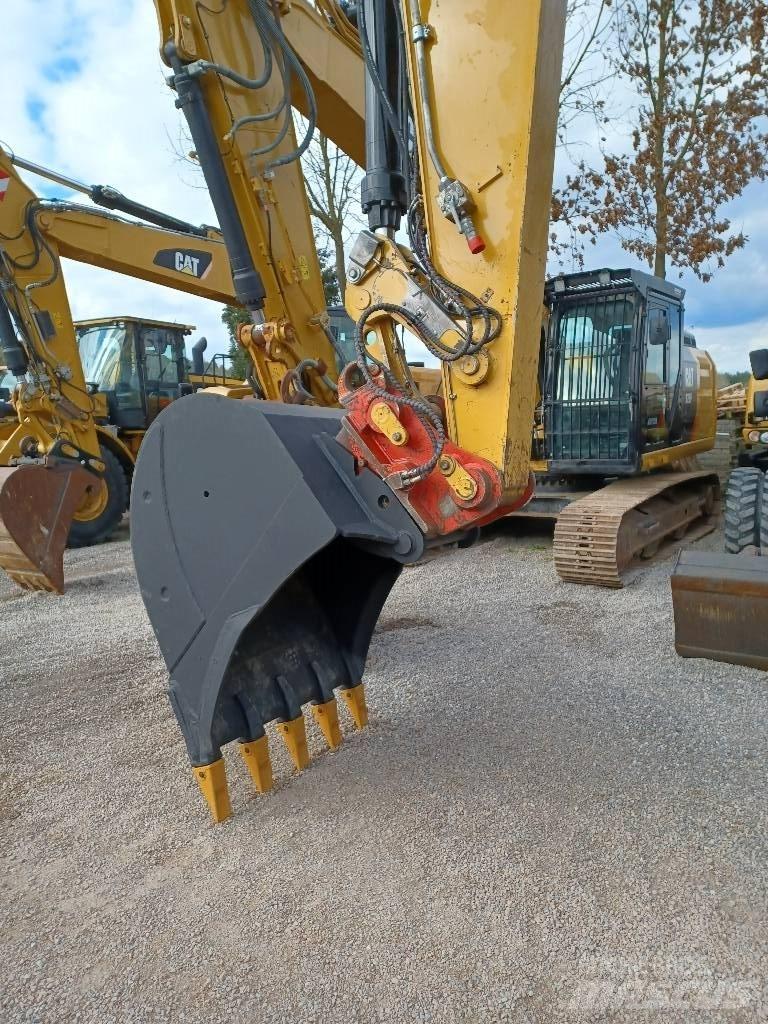 CAT M 322 D حفارات بعجل